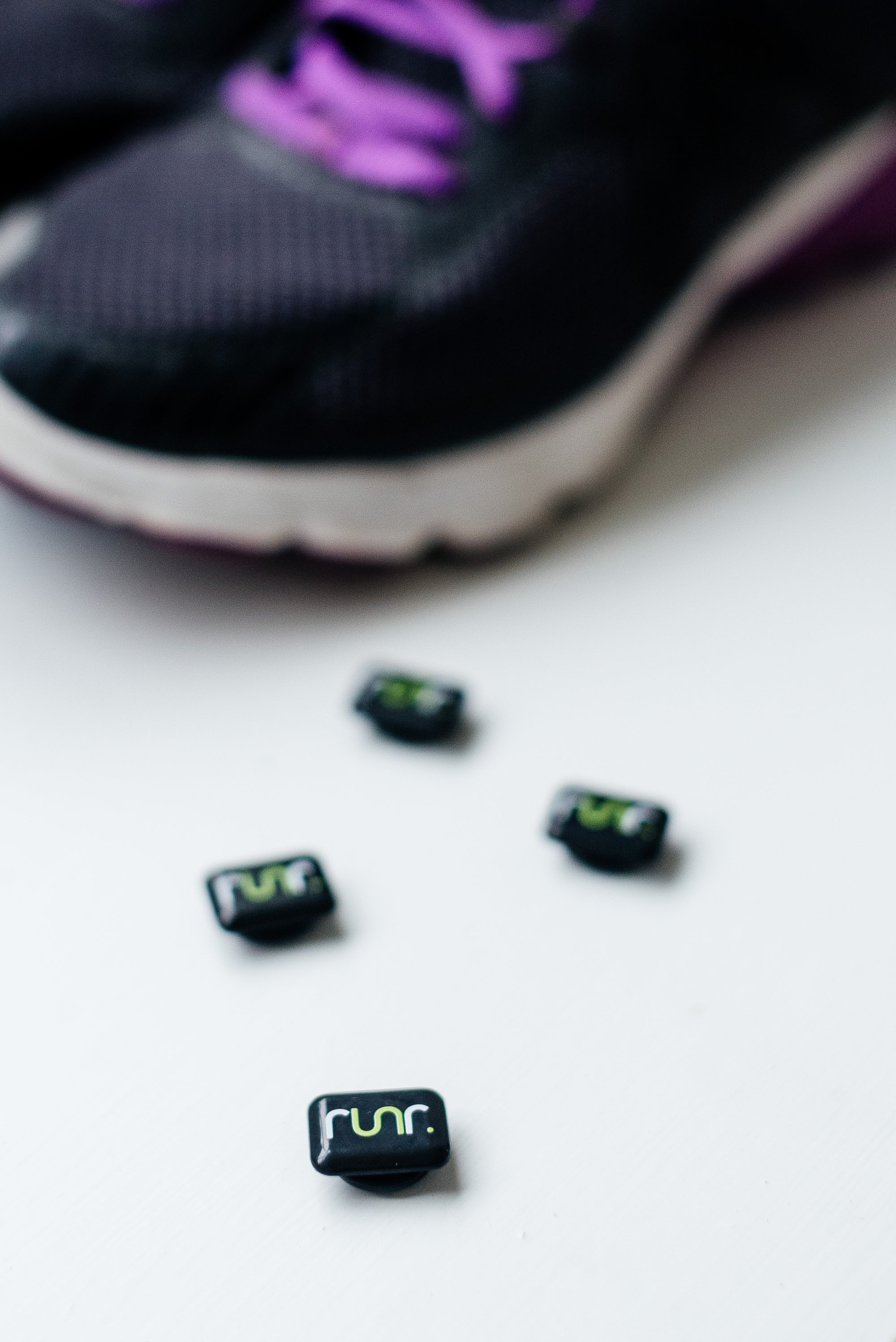 Runr Sydney Technical Running Hat & Black Race Number Magnets Bundle