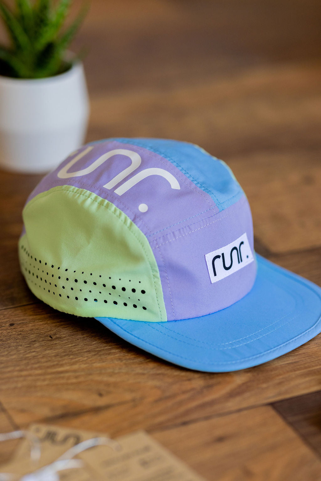 Runr Sydney Technical Running Hat & Black Race Number Magnets Bundle